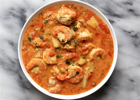 Moqueca de Camarao - Brazilian Shrimp Stew - Travelandmunchies