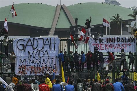 Bakar Ban, Massa HMI Desak Akses ke Depan Gedung DPR Dibuka