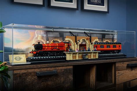 This Display Case “Extends” The Platform 9¾ Of The LEGO Hogwarts Express Collectors’ Edition Set