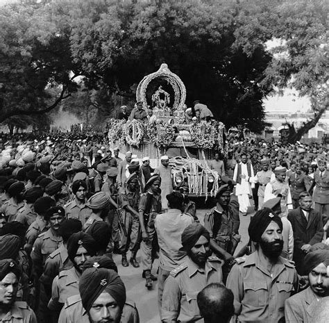 Rare Photos Of Mahatma Gandhi Funeral - MERE PIX