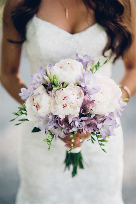 Buquê de noiva: como escolher, flores e inspirações | Lilac wedding bouquet, White wedding ...