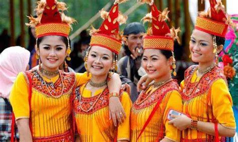 7 Pakaian Adat Sulawesi Selatan dari Berbagai Suku - Varia Katadata.co.id