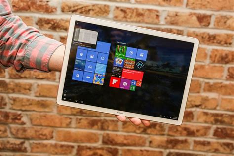 Up close with the Huawei Matebook - CNET