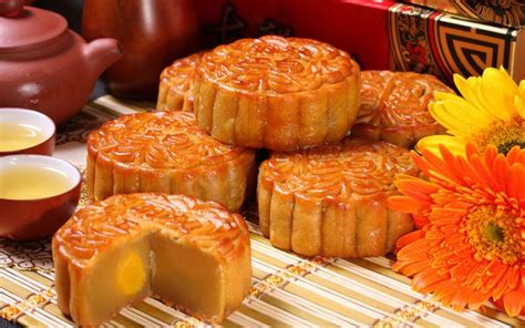 Chinese Mid-Autumn Festival : Moon cake,Traditions and Legends