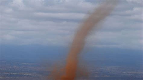 "Dust Devil Wreaks Havoc in New York's Central Park in Rare Weather Phenomenon" - World Today News