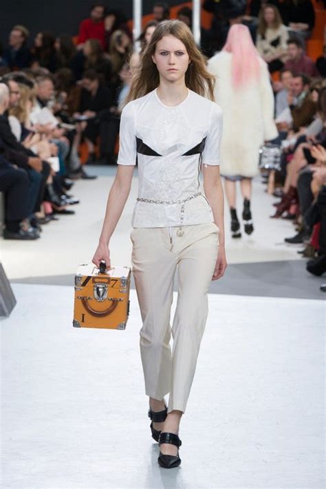 Louis Vuitton Introduces the ‘It’ Belt for Fall | Fashion, Womens fall, Fashion week 2015