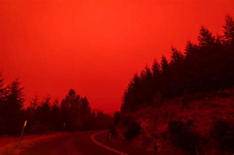 Wildfire photos and videos show "apocalyptic" red and orange skies across Western U.S. - CBS News