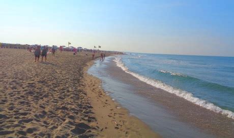 Viareggio, the largest seaside resort in Tuscany: beaches, train ...