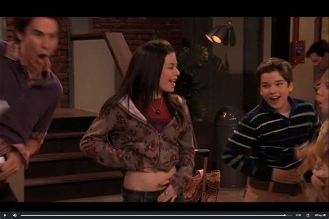 Miranda Cosgrove Rubbing Her Belly - miranda cosgrove foto (44261513 ...