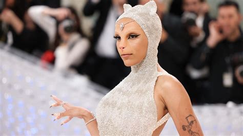 Met Gala 2023: Doja Cat wins Met Gala, pays ode to Karl Lagerfeld's cat Choupette for fashion's ...