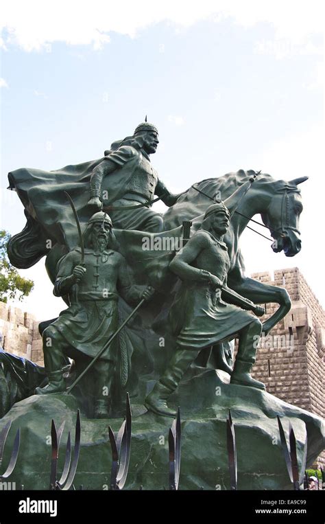 Saladin damascus statue hi-res stock photography and images - Alamy