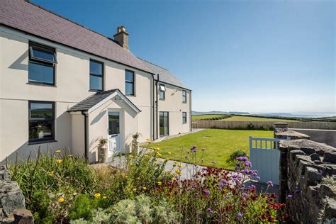 Top 5 Holiday Cottages with a Hot Tub in North Wales