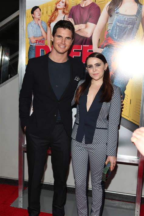 It's time for Mae Whitman at NYC premiere of The DUFF with Robbie Amell|Lainey Gossip ...