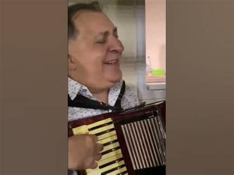 VALI VIJELIE live, cântă la acordeon - YouTube