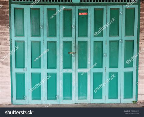 Antique Green Wooden Doors Nosmoking Signs Stock Photo 1524494033 | Shutterstock