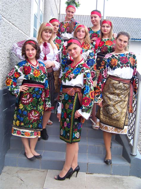 Stunning Ukrainian costumes! | Ucraina, Donne, Bellezza