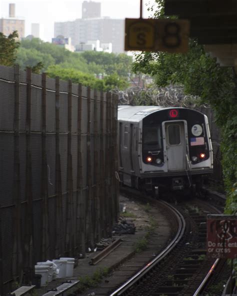 MTA "L" train disappearing around the bend at Wilson station in ...