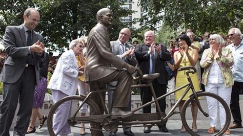 Jack Layton memorial statue unveiled | CBC News