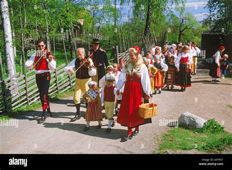 Swedish children and musicians in traditional Midsummer dress at Skansen Park in Stockholm Stock ...