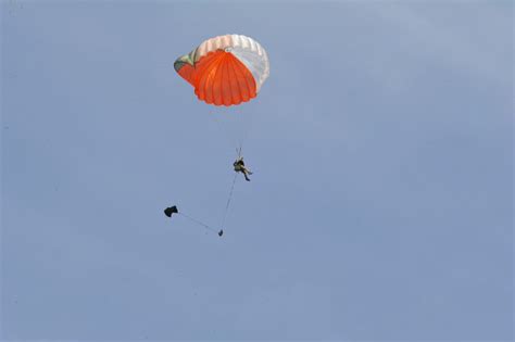 Fairchild AFB's parachute shop -- Last to let you down > Air Mobility ...