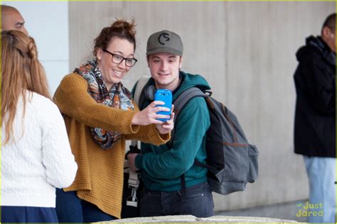 Josh Hutcherson: Fan-Friendly Arrival in Atlanta for 'Mockingjay' Filming | Photo 643607 - Photo ...