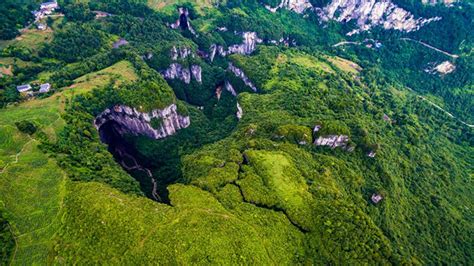 A giant sinkhole has been discovered in China with its very own forest ...