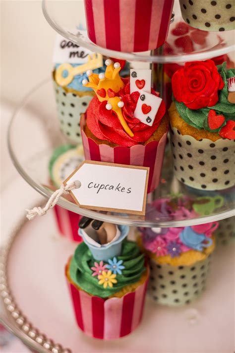 Alice in Wonderland themed cupcakes. | Alice in wonderland cupcakes, Alice in wonderland tea ...