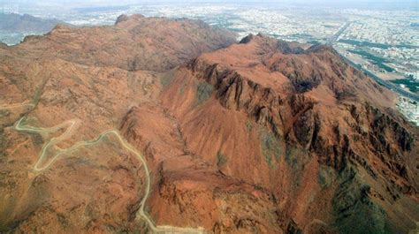 Mountain of Uhud continues to tell story of the prophecy - Al Arabiya English