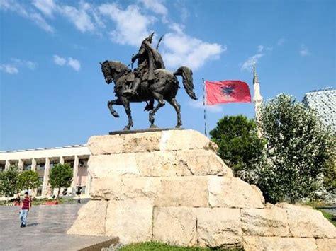 Skanderbeg Statue (Tirana, Albania) - opinie - Tripadvisor