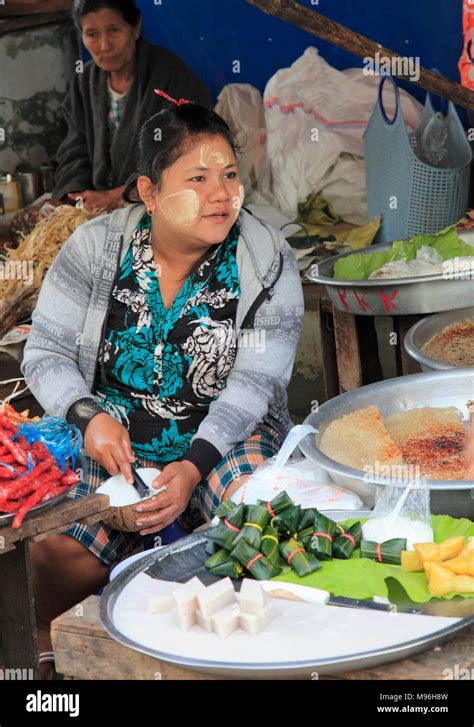 Myanmar, Kayin State, Hpa An, market, people, food Stock Photo - Alamy