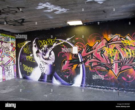 London graffiti and wall art Stock Photo - Alamy