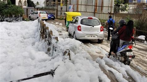 Toxic foam at Bellandur Lake in Bangalore pictures and video - Strange Sounds