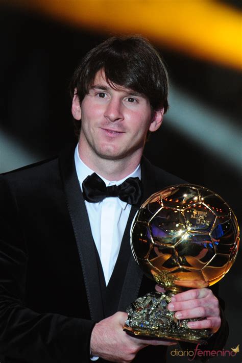 Leo Messi con su FIFA Balón de Oro 2010