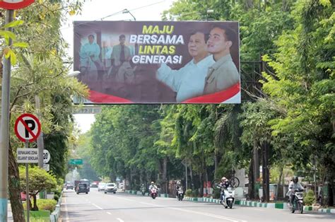 Kemunculan Baliho Raksasa Prabowo–Gibran 'Maju Bersama Lintas Generasi' Mejeng di Pati Curi ...