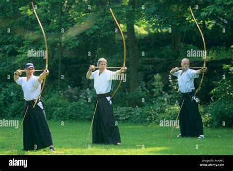 Japan kyudo japanese archery Stock Photo - Alamy