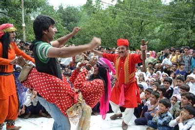 Natrang's mission revival Bhand Pather reaches Tangmarg