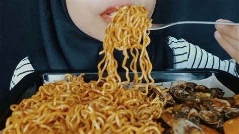 MUKBANG ASMR: NOODLES AND SEAFOOD - YouTube