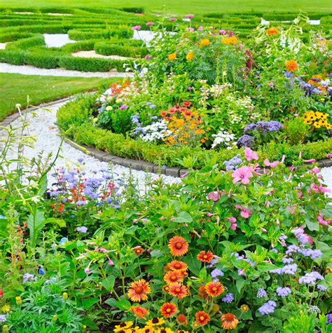 Flower Garden Layout Design Ideas That'll Make Your Neighbors Jealous