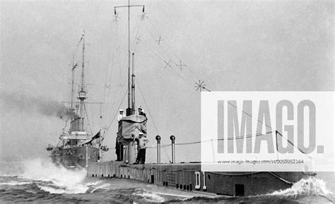 British Royal Navy HMS Submarine D1 with wireless telegraphy mast leading HMS Drake 1914, U Boot ...