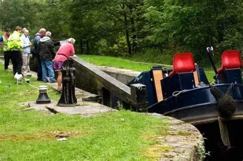 Canal boat becomes stuck in Stalybridge lock - Manchester Evening News