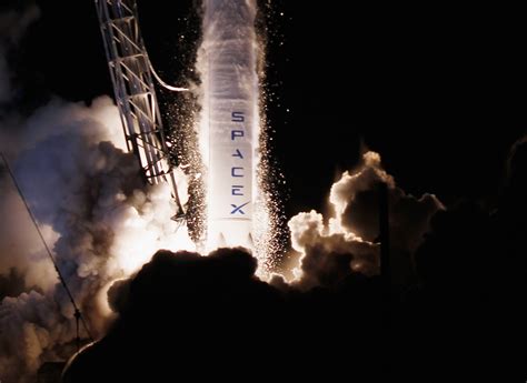 SpaceX launches Dragon Spacecraft - Photo 1 - Pictures - CBS News