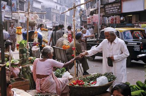 14 Best Mumbai Markets for Shopping and Sightseeing