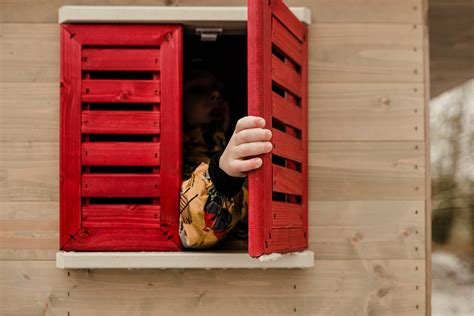 Toddler Playing With Red Windows - Creative Commons Bilder