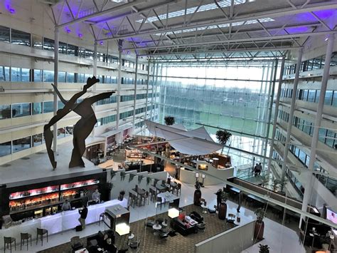 Where to stay at Heathrow - part 1 Hilton Heathrow Terminal 4 review - Turning left for less