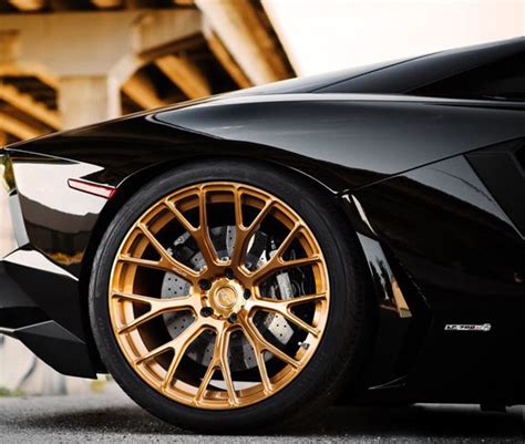 Black & Gold Lamborghini - Diamond Alloys