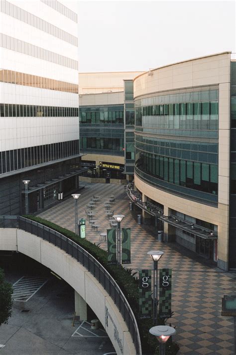 The Sherman Oaks Galleria dead empty : r/LosAngeles