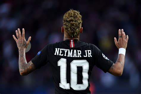 PARIS, FRANCE - OCTOBER 03: Neymar of Paris Saint-Germain celebrates ...