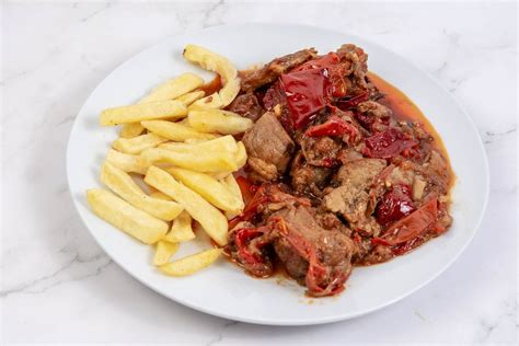 Traditinal meal Muckalica with Pork Meat and French Fries - Creative Commons Bilder