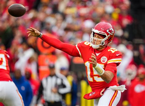 Patrick Mahomes’ underhand touchdown makes everyone’s jaws drop - BVM ...