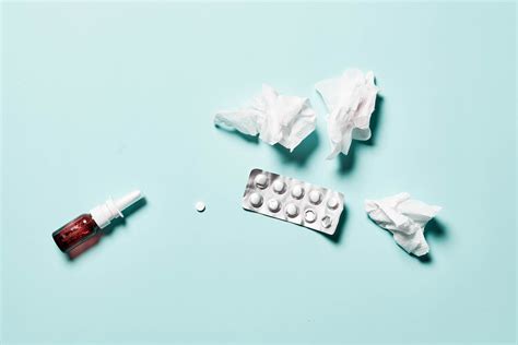 Nasal spray, medicines and crumpled wipes on a blue background - Creative Commons Bilder